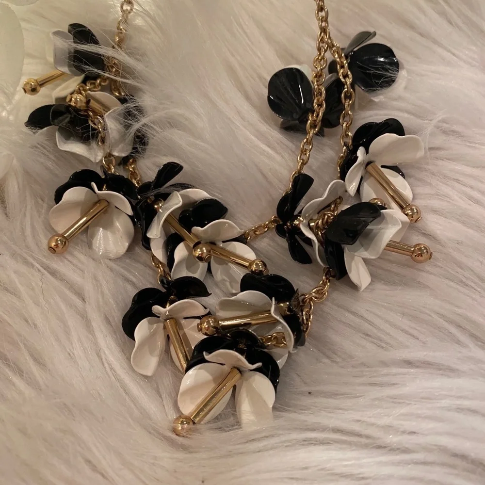 NECKLACE black/ white flowers